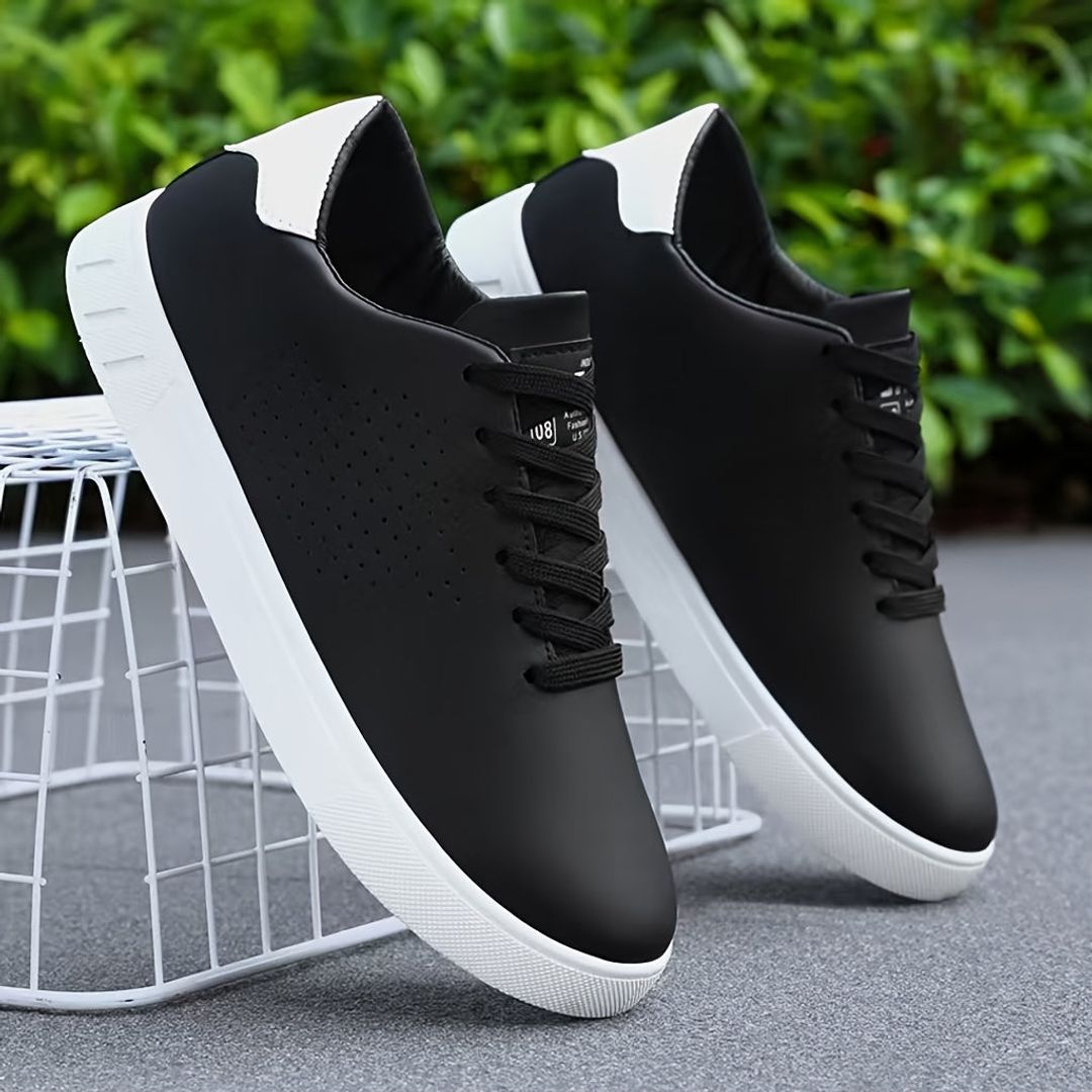 Men's perforated low top sneakers in black