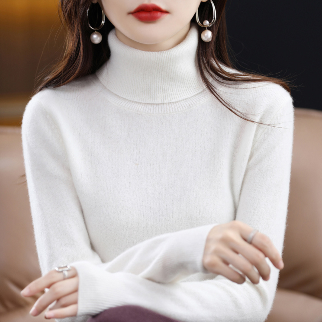 Woman wearing a white fine knit turtleneck