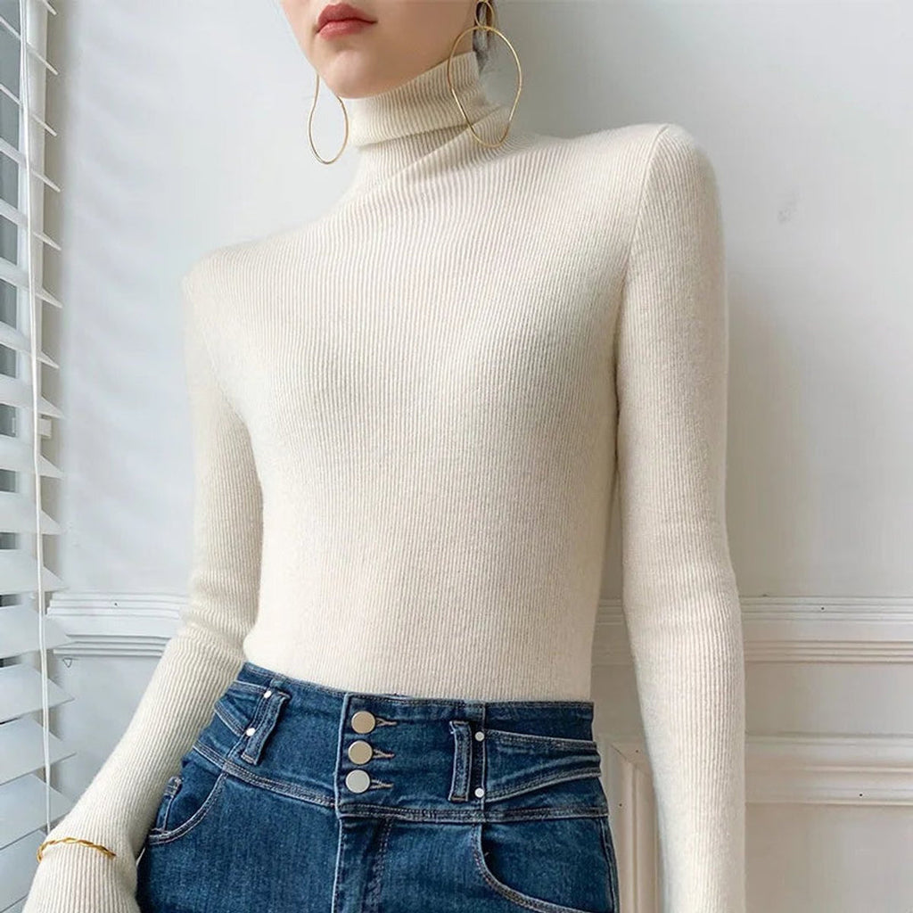 Woman wearing a cream turtleneck with jeans