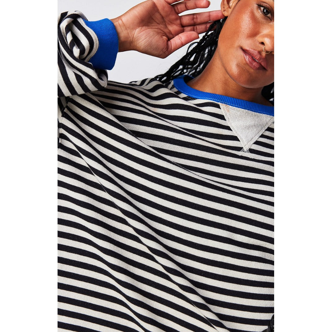 Women's oversized striped sweater in black white stripe, close view